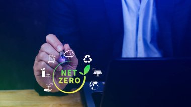 Ağ Sıfır ve Karbon Nötr Kavramları, Ağ Sıfır sera gazı emisyon hedefi, İklim Nötr uzun stratejisi, NetZero simgesini elinde tutan İşadamı.
