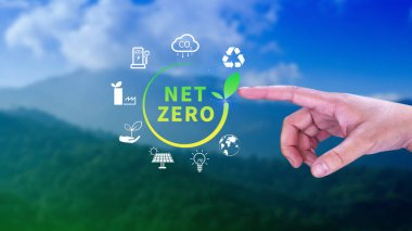 Ağ Sıfır ve Karbon Nötr Kavramları, Ağ Sıfır sera gazı emisyon hedefi, İklim Nötr uzun stratejisi, NetZero simgesini elinde tutan İşadamı.