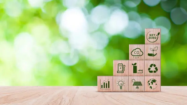 Ağ Sıfır ve Karbon Nötr Kavramları, Ağ Sıfır sera gazı emisyon hedefi, İklim Nötr uzun stratejisi. NetZero simgesine sahip tahta küpler.