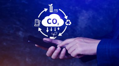CO2, küresel ısınmayı iklim değişikliğinden sınırlamak için CO2, karbon ayak izi ve karbon kredisini azaltmak için akıllı telefon kullanan ikonu küçültüyor, Biyo Dairesel Yeşil Ekonomi kavramı.