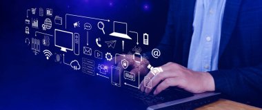 Teknoloji donanımı ve satır arayüzü ikonları, Bilgisayar sistemi kaynakları ve veri depolama, Bulut servis teknolojisi pazarlaması ve iş konsepti kullanan işadamı.