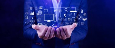 Teknoloji donanımı ve satır arayüzü ikonları, Bilgisayar sistemi kaynakları ve veri depolama, Bulut servis teknolojisi pazarlaması ve iş konsepti kullanan işadamı.