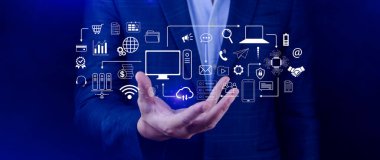 Teknoloji donanımı ve satır arayüzü ikonları, Bilgisayar sistemi kaynakları ve veri depolama, Bulut servis teknolojisi pazarlaması ve iş konsepti kullanan işadamı.