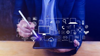 Teknoloji donanımı ve satır arayüzü ikonları, Bilgisayar sistemi kaynakları ve veri depolama, Bulut servis teknolojisi pazarlaması ve iş konsepti kullanan işadamı.