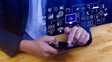 Teknoloji donanımı ve satır arayüzü ikonları, Bilgisayar sistemi kaynakları ve veri depolama, Bulut servis teknolojisi pazarlaması ve iş konsepti kullanan işadamı.