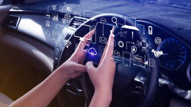 Teknoloji donanımı ve satır arayüzü ikonları, Bilgisayar sistemi kaynakları ve veri depolama, Bulut servis teknolojisi pazarlaması ve iş konsepti kullanan işadamı.