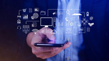 Teknoloji donanımı ve satır arayüzü ikonları, Bilgisayar sistemi kaynakları ve veri depolama, Bulut servis teknolojisi pazarlaması ve iş konsepti kullanan işadamı.