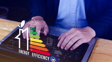Enerji verimliliği kavramı, İşadamı enerji verimli ev inşa hızı denetimi, yenilenebilir enerji kavramı için sanal enerji verimliliği puanına dokunuyor.