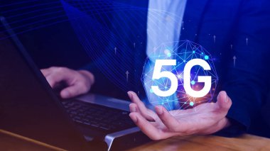 5G ağ konsepti, holografik dijital küreyle kullanım 5G sembolleri, 5G modern iş ve iletişim teknolojisi, dijital dönüşüm.