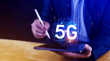 5G ağ konsepti, holografik dijital küreyle kullanım 5G sembolleri, 5G modern iş ve iletişim teknolojisi, dijital dönüşüm.