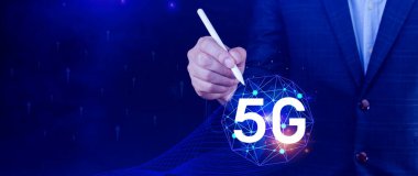 5G ağ konsepti, holografik dijital küreyle kullanım 5G sembolleri, 5G modern iş ve iletişim teknolojisi, dijital dönüşüm.
