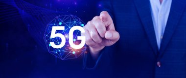 5G ağ konsepti, holografik dijital küreyle kullanım 5G sembolleri, 5G modern iş ve iletişim teknolojisi, dijital dönüşüm.