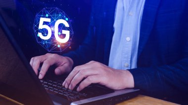 5G ağ konsepti, holografik dijital küreyle kullanım 5G sembolleri, 5G modern iş ve iletişim teknolojisi, dijital dönüşüm.