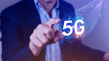 5G ağ konsepti, holografik dijital küreyle kullanım 5G sembolleri, 5G modern iş ve iletişim teknolojisi, dijital dönüşüm.