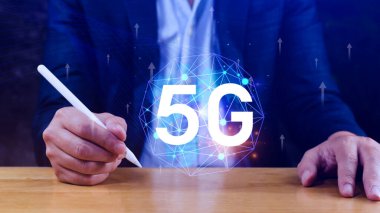 5G ağ konsepti, holografik dijital küreyle kullanım 5G sembolleri, 5G modern iş ve iletişim teknolojisi, dijital dönüşüm.