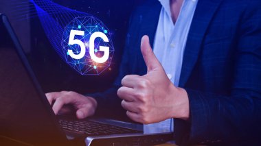 5G ağ konsepti, holografik dijital küreyle kullanım 5G sembolleri, 5G modern iş ve iletişim teknolojisi, dijital dönüşüm.