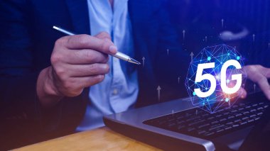 5G ağ konsepti, holografik dijital küreyle kullanım 5G sembolleri, 5G modern iş ve iletişim teknolojisi, dijital dönüşüm.
