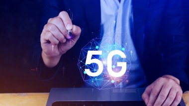 5G ağ konsepti, holografik dijital küreyle kullanım 5G sembolleri, 5G modern iş ve iletişim teknolojisi, dijital dönüşüm.
