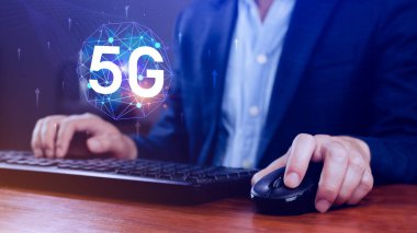 5G ağ konsepti, holografik dijital küreyle kullanım 5G sembolleri, 5G modern iş ve iletişim teknolojisi, dijital dönüşüm.