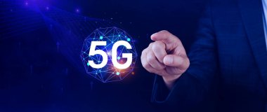 5G ağ konsepti, holografik dijital küreyle kullanım 5G sembolleri, 5G modern iş ve iletişim teknolojisi, dijital dönüşüm.