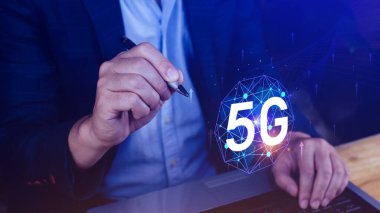 5G ağ konsepti, holografik dijital küreyle kullanım 5G sembolleri, 5G modern iş ve iletişim teknolojisi, dijital dönüşüm.