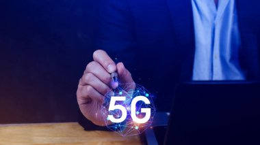 5G ağ konsepti, holografik dijital küreyle kullanım 5G sembolleri, 5G modern iş ve iletişim teknolojisi, dijital dönüşüm.