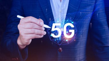 5G ağ konsepti, holografik dijital küreyle kullanım 5G sembolleri, 5G modern iş ve iletişim teknolojisi, dijital dönüşüm.