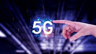 5G ağ konsepti, holografik dijital küreyle kullanım 5G sembolleri, 5G modern iş ve iletişim teknolojisi, dijital dönüşüm.