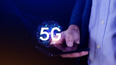Holografik 5G ağ kavramına sahip akıllı telefon kullanımı, 5G sembollü dijital küre, modern iş ve iletişim 5G teknolojisi, dijital dönüşüm