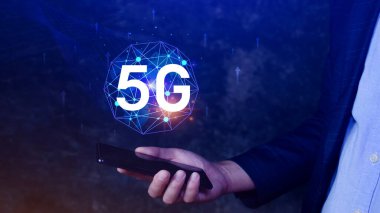 Holografik 5G ağ kavramına sahip akıllı telefon kullanımı, 5G sembollü dijital küre, modern iş ve iletişim 5G teknolojisi, dijital dönüşüm