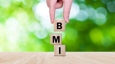 BMI büyük mac indeks sembolü, kavramsal sözcükler BMI büyük mac indeksi ahşap küp, tıp ve vücut kütle indeksi konsepti,.