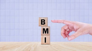 BMI büyük mac indeks sembolü, kavramsal sözcükler BMI büyük mac indeksi ahşap küp, tıp ve vücut kütle indeksi konsepti,.