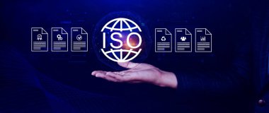 ISO standartları kalite kontrolü, güvence ve garanti iş teknolojisi konsepti, ISO için kalite güvencesi ve belge ikonu ile ekranda dokunmak, ISO Standart sertifika konsepti.