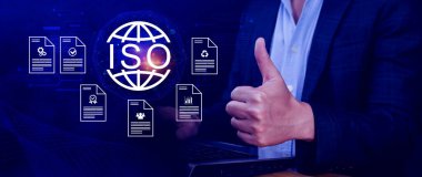 ISO standartları kalite kontrolü, güvence ve garanti iş teknolojisi konsepti, ISO için kalite güvencesi ve belge ikonu ile ekranda dokunmak, ISO Standart sertifika konsepti.