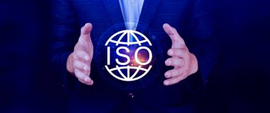 ISO standartları kalite kontrolü, güvence ve garanti iş teknolojisi konsepti, ISO için kalite güvencesi ve belge ikonu ile ekranda dokunmak, ISO Standart sertifika konsepti.