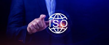 ISO standartları kalite kontrolü, güvence ve garanti iş teknolojisi konsepti, ISO için kalite güvencesi ve belge ikonu ile ekranda dokunmak, ISO Standart sertifika konsepti.