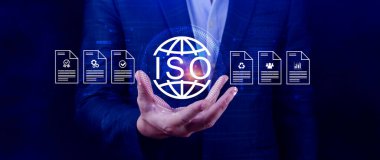 ISO standartları kalite kontrolü, güvence ve garanti iş teknolojisi konsepti, ISO için kalite güvencesi ve belge ikonu ile ekranda dokunmak, ISO Standart sertifika konsepti.