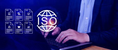 ISO standartları kalite kontrolü, güvence ve garanti iş teknolojisi konsepti, ISO için kalite güvencesi ve belge ikonu ile ekranda dokunmak, ISO Standart sertifika konsepti.