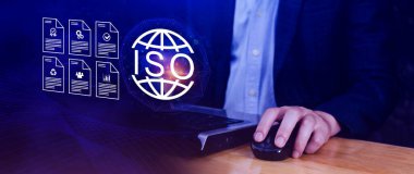 ISO standartları kalite kontrolü, güvence ve garanti iş teknolojisi konsepti, ISO için kalite güvencesi ve belge ikonu ile ekranda dokunmak, ISO Standart sertifika konsepti.