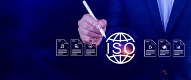 ISO standartları kalite kontrolü, güvence ve garanti iş teknolojisi konsepti, ISO için kalite güvencesi ve belge ikonu ile ekranda dokunmak, ISO Standart sertifika konsepti.