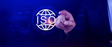 ISO standartları kalite kontrolü, güvence ve garanti iş teknolojisi konsepti, ISO için kalite güvencesi ve belge ikonu ile ekranda dokunmak, ISO Standart sertifika konsepti.