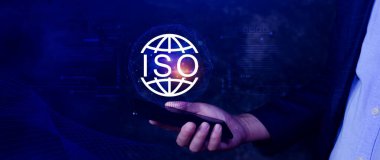 ISO standartları kalite kontrolü, güvence ve garanti iş teknolojisi konsepti, ISO için kalite güvencesi ve belge ikonu ile ekranda dokunmak, ISO Standart sertifika konsepti.