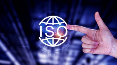 ISO standartları kalite kontrolü, güvence ve garanti iş teknolojisi konsepti, ISO için kalite güvencesi ve belge ikonu ile ekranda dokunmak, ISO Standart sertifika konsepti.