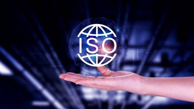ISO standartları kalite kontrolü, güvence ve garanti iş teknolojisi konsepti, ISO için kalite güvencesi ve belge ikonu ile ekranda dokunmak, ISO Standart sertifika konsepti.