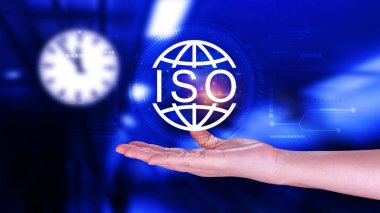 ISO standartları kalite kontrolü, güvence ve garanti iş teknolojisi konsepti, ISO için kalite güvencesi ve belge ikonu ile ekranda dokunmak, ISO Standart sertifika konsepti.
