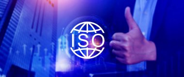 ISO standartları kalite kontrolü, güvence ve garanti iş teknolojisi konsepti, ISO için kalite güvencesi ve belge ikonu ile ekranda dokunmak, ISO Standart sertifika konsepti.