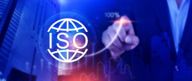 ISO standartları kalite kontrolü, güvence ve garanti iş teknolojisi konsepti, ISO için kalite güvencesi ve belge ikonu ile ekranda dokunmak, ISO Standart sertifika konsepti.