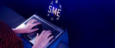 KME iş, İş, Teknoloji, İnternet ve ağ kavramı, Geleceğin Sanal Ekranı ve KOBİ yazısını görüyor.