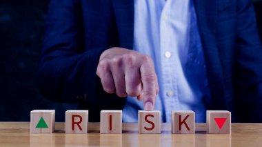 Risk seviyesi göstergesi üzerinden risk ve iş planlama fırsatlarının analiz edilmesi, RISK konsepti, yüksek dijital sanal, risk yönetimi stratejileri kavramına düşük.