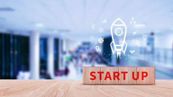 Girişim konsepti ahşap blok, roket fırlatma ve uçan gökyüzü büyüyen iş için, hızlı iş başarısı, başlangıç kurucusu, ağ bağlantısı, fikir üretimi.